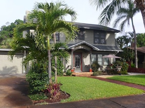 Queen Palm Apt -on 2nd Floor of Green Palm Villa Apts, paved parking in front