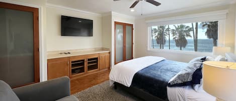 Master bedroom- Wake up to the serene ocean views