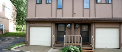 2 bedroom tri-level w/2 bathrooms,1 car garage & extra parking nearby.