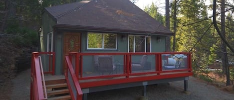 Yosemite Paradise Chalet has 2bedrooms, 2 bathrooms, full kitchen and easy access