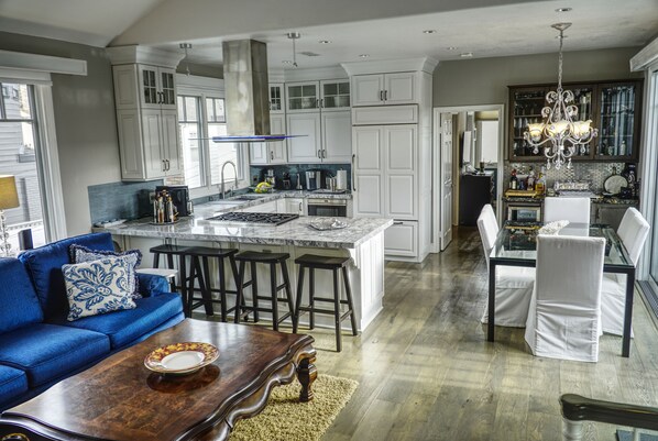 Family room to Kitchen