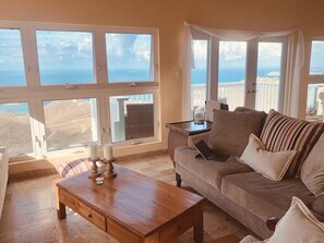 Living room area: sea view, comfy couches, fastest WiFi, SmartTV (hidden ;-)