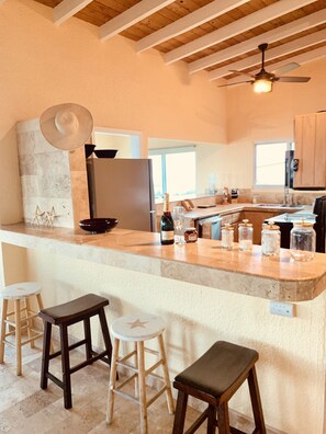 Kitchen, bar, & bubbly! Fully stocked (pans, plates, Mikasa wine glasses, etc!)