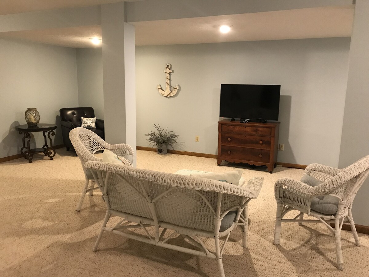 Lake House on a 4 Acre Wooded Lot With Hot Tub, wooded trails & kayaks!