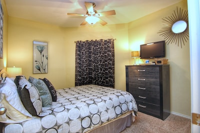 2 bedroom Condo @ Inverness, on the Comal River across from Schlitterbahn