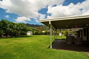 Extra large private yard with lanai to relax and bbq.