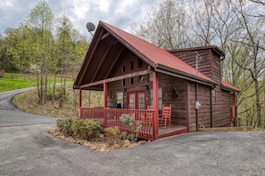 Pigeon Forge Cabin - Sweet Mountain Aire - Parking area