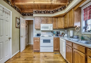 Wears Valley Cabin - Sweet Mountain Aire - Fully furnished kitchen