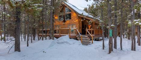 Embark on adventure at Adventure Lodge! Your cozy haven awaits with plenty of space for your ultimate getaway!