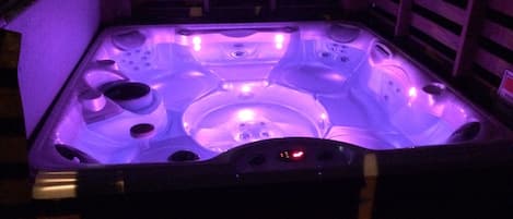 Brand New Hot Tub!
Relax- you R on vacation!
