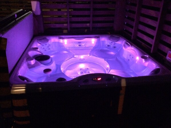 Brand New Hot Tub!
Relax- you R on vacation!
