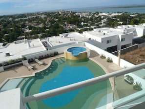 day view of the pool and jacuzzi