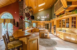 Large kitchen with everything you need 