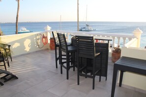 The patio bar . Are you ready to admire the unobstructed sunsets ?