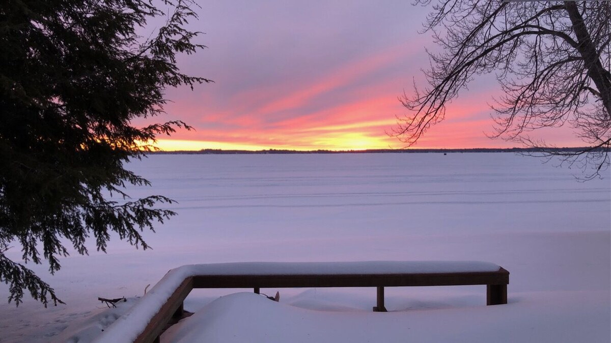 Sunrise Shores cottage on the beautiful Lake Mitchell