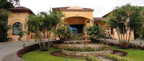 Valle Escondido Resort Club House
