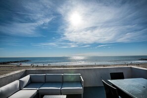 Spiral stairs lead from the main floor of this unit up to the spacious rooftop deck, which boasts 360 degree views, gas bbq grill, outdoor dining table w/ market umbrella, plus cushioned conversation sofas.
                
