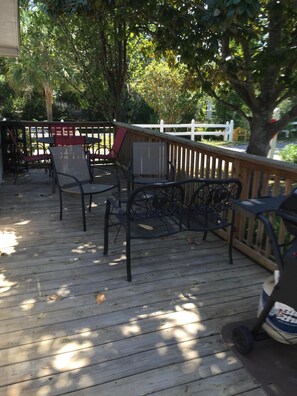 Front deck with gas grill