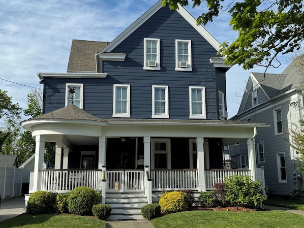 Three story Victorian with off street parking 2 blocks from beach inground pool