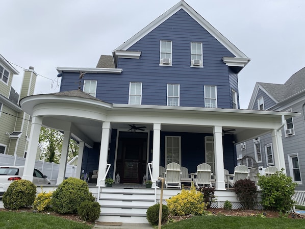 Three story Victorian with off street parking 2 blocks from beach 