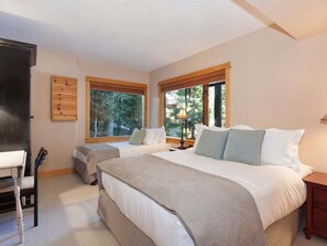 Third bedroom: Queen bed & twin bed