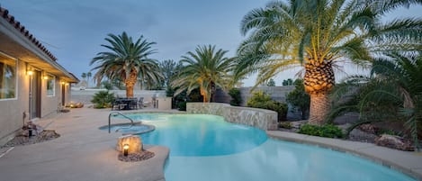 Pool with wet deck and spa