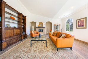 Living room, extra large room with loft ceiling