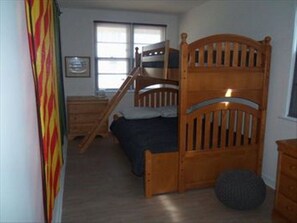 Bunk-beds, bottom full top twin