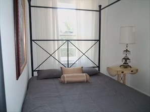 Brand New Queen 4-Post Bed, flat screen tv