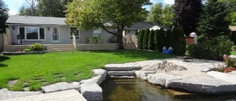 Front area with step on stones to water