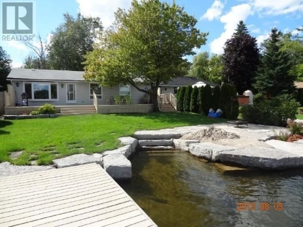 Front area with step on stones to water