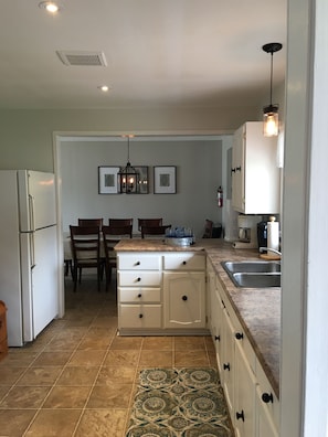 Clean fully equipped kitchen