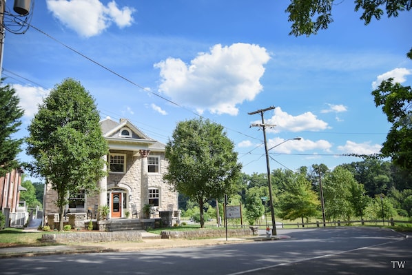The Stone House is located directly next to Vic Thomas Park and the Greenway.