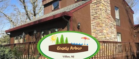 Welcome to Shady Arbor, your beach oasis! Just 2 blocks from the Bay Beachl