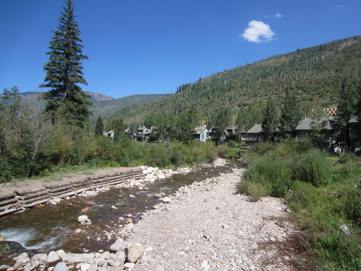 Vail- 3BR, 3Bath, Beautiful, Great Views, Pool, Hot Tub, Free Bus Line