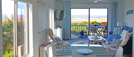 Living/dining rm, deck, panoramic ocean, pool, palm tree views-sunlight, breezes