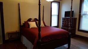 Master Bedroom - Queen