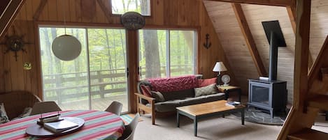 Bright and spacious main room. 