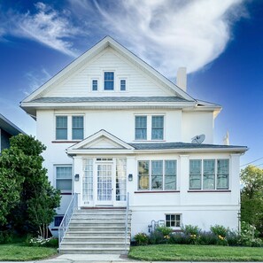 819 Benton Ave. front of house