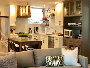 GREAT ROOM CUSTOM KITCHEN