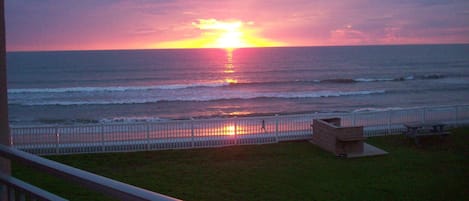 Sunrise from the Balcony, Enjoy your Coffee on the Balcony as the Sun Comes U
p!