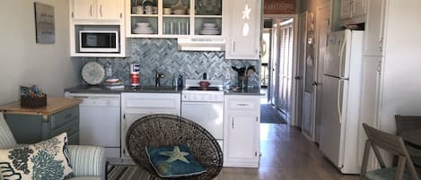 Quartz countertops and kitchen island in wheels for extra work space