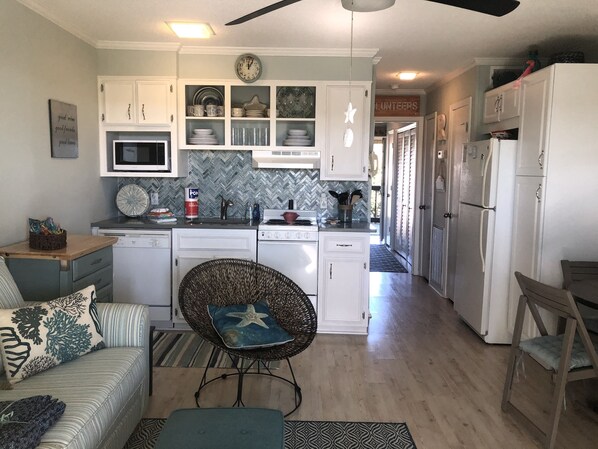 Quartz countertops and kitchen island in wheels for extra work space