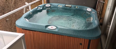 4 PERSON  HOT TUB WITH OUTDOOR SHOWER