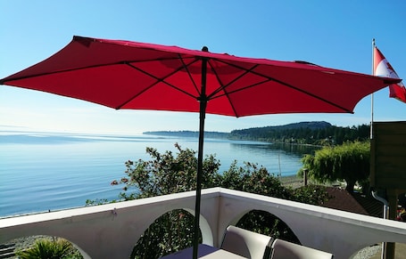 Enjoy an evening meal with the sea