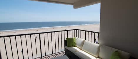 Directly on the beach & boardwalk - beautiful views 3rd Street