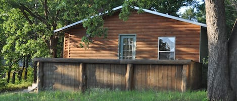 Catfish Cabin sits on 1/2 acre wooded lot less than 2 blocks from Lake Texoma