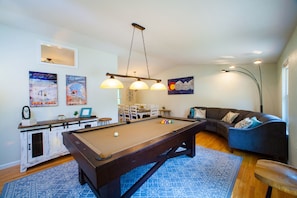 Entertainment Room with 8ft pool table.