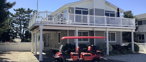 100 yards to beach. Huge pool & 14 person spa. 6 passenger golf cart included.