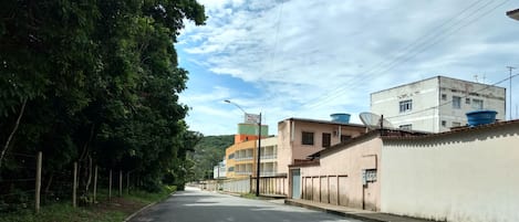 Rua Brasília. Ao fundo Praia da Cerca.